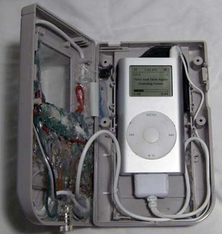 Illustration for article titled Vintage Game Boy iPod Case